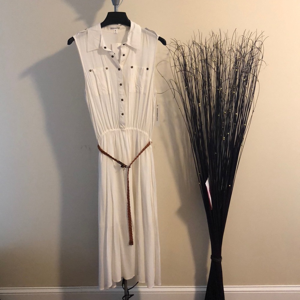 White, sleeveless, belted button up dress. 👗